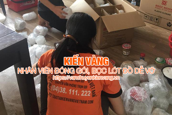 nhan-vien-kien-vang-dong-goi-boc-lot-do-de-vo